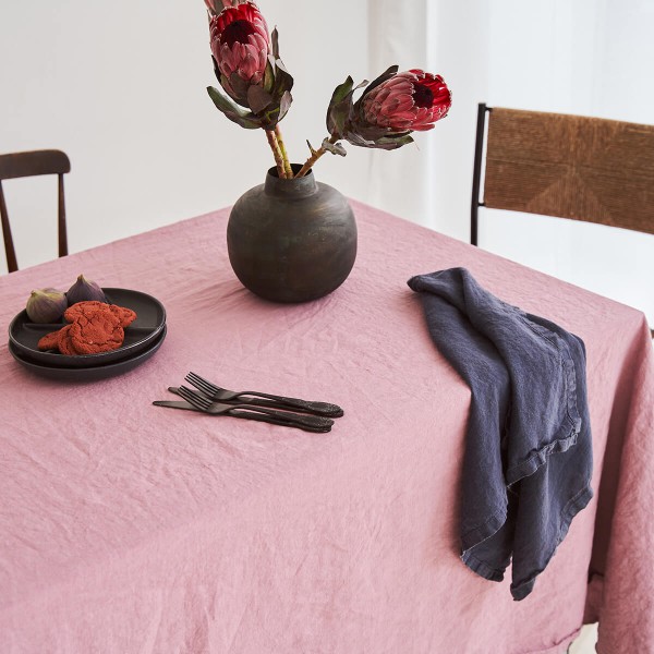 Linen tablecloth in mauve 2