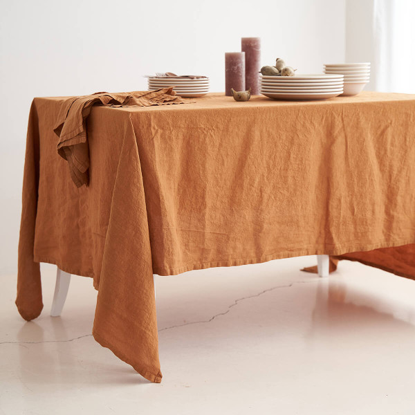 Linen table set in tobacco 3