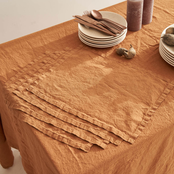 Linen table set in tobacco 1