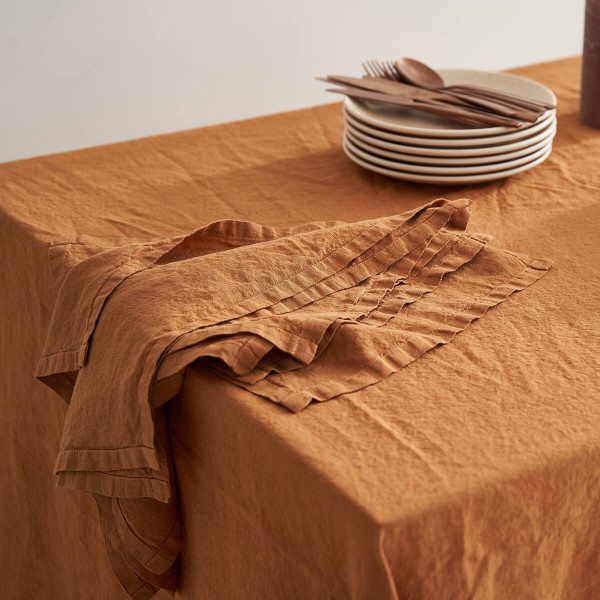 Linen table set in tobacco 4